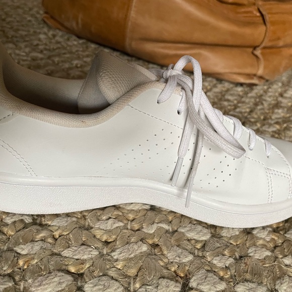 Stan Smith - all white with a bit of salmon colored detailing - Picture 4 of 4